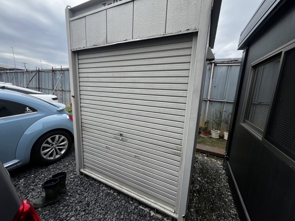 倉庫手動シャッター スラットの引っかかり修理対応の修理事例