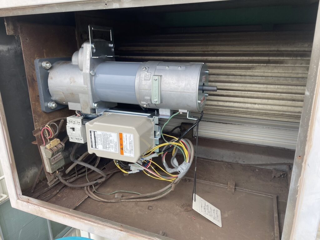 三和製倉庫シャッターの開閉機交換工事の修理事例