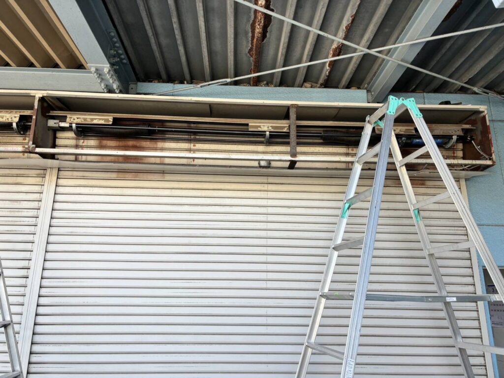 LIXIL・文化製シャッターのレール補修工事｜複数箇所の修理対応の修理事例