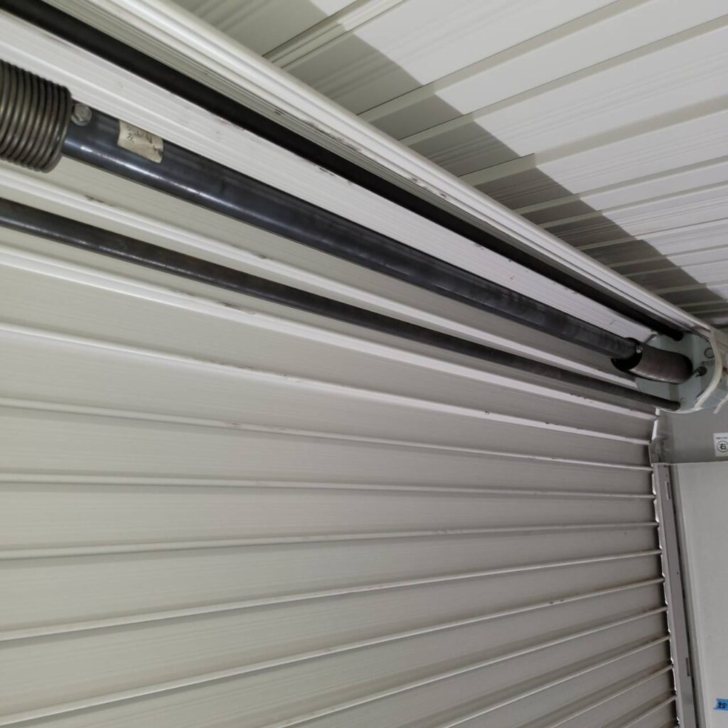 入口手動シャッターの全面交換工事の修理事例