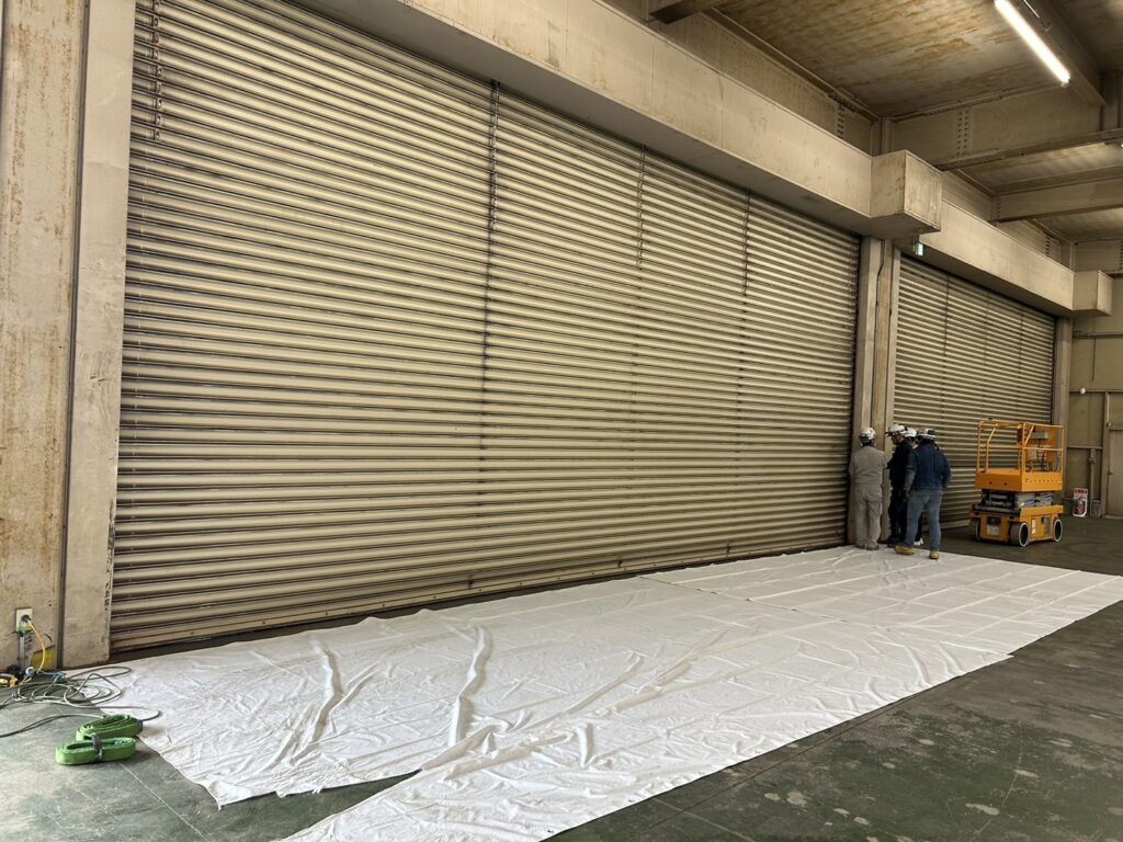 文化製重量シャッターのスラット交換工事の修理事例