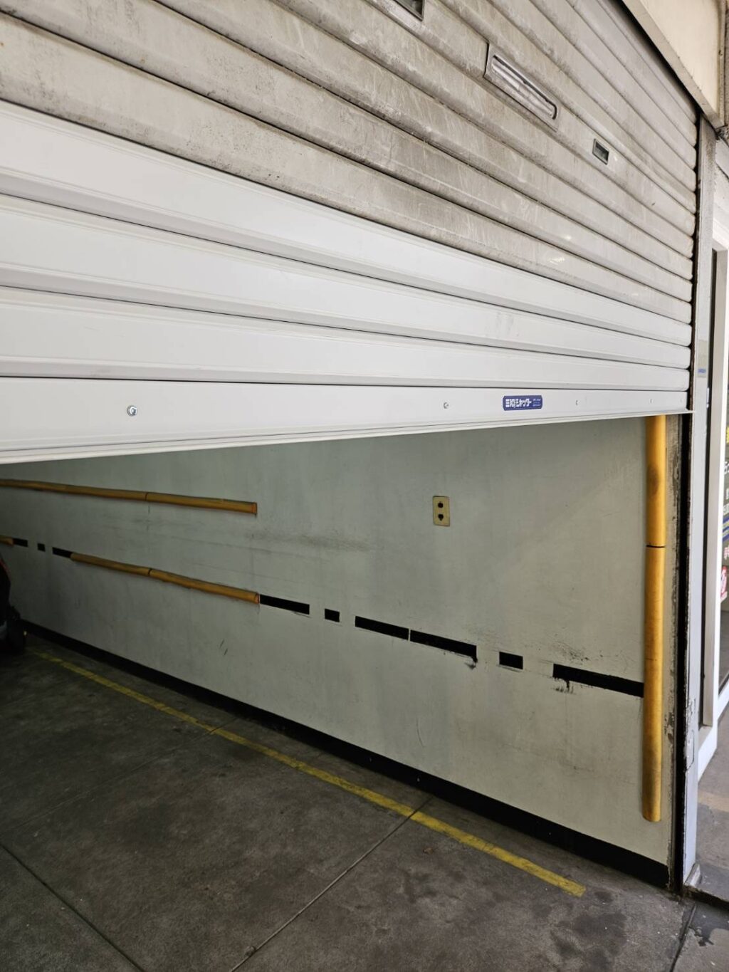 東洋シャッター製倉庫シャッターの中柱補修の修理事例