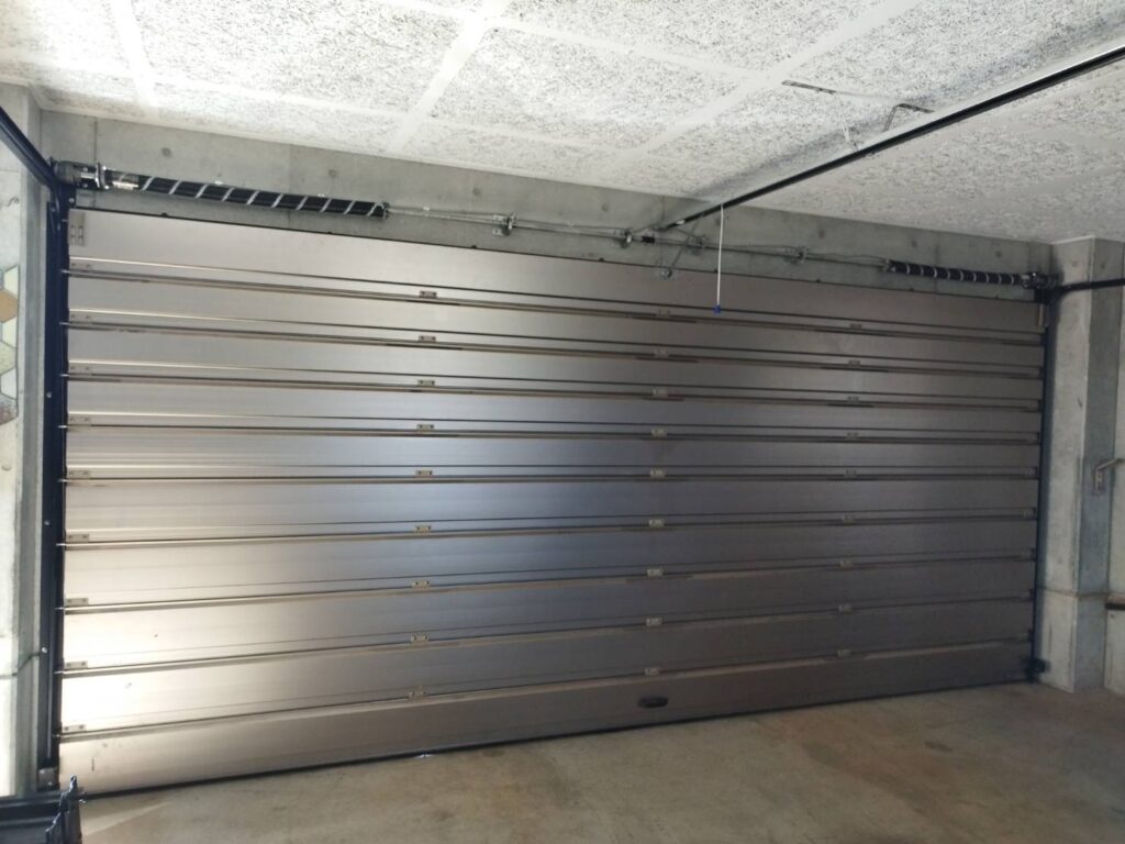 工場電動シャッター修理対応｜リフト衝突による不具合の修理事例