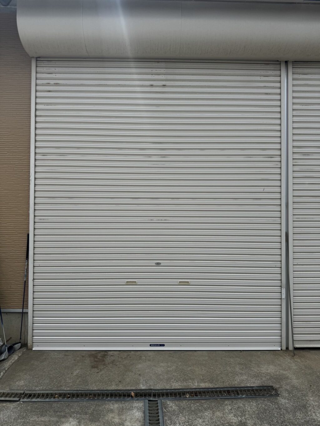 倉庫手動シャッターの中柱復旧作業の修理事例