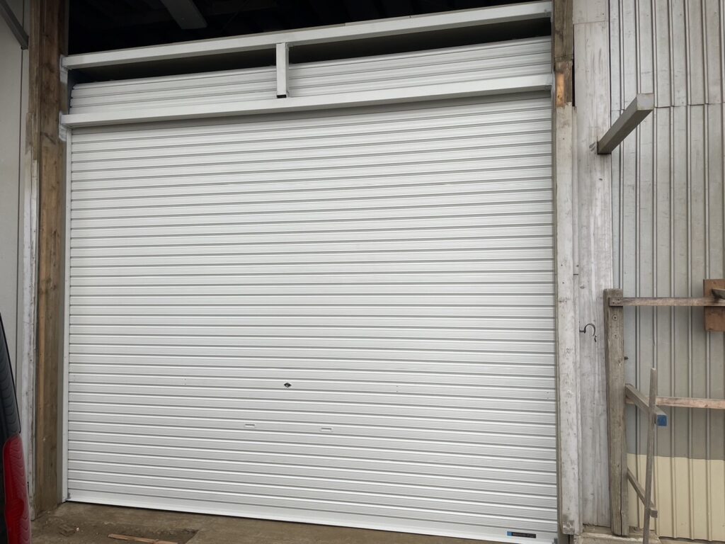 倉庫手動シャッターの軽量シャフト交換の修理事例