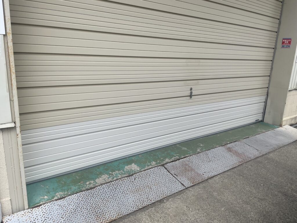 文化シャッター倉庫のスラット・座板交換の修理事例