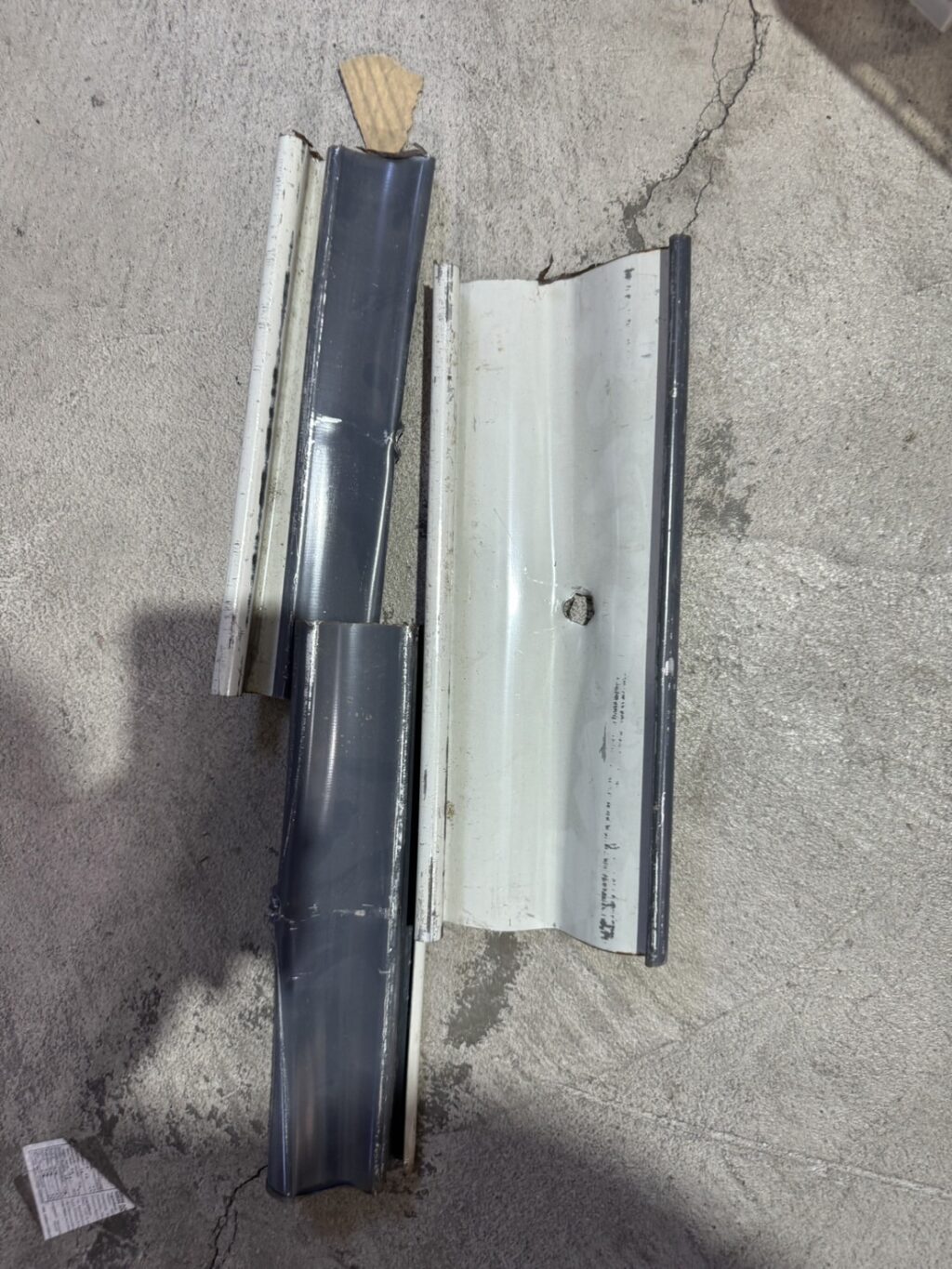 工場トラックヤードの塩ビ管と吊りバンド交換の修理事例