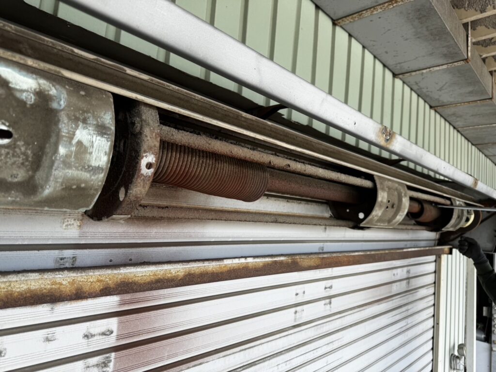 工場手動シャッターのスプリングシャフト交換の修理事例