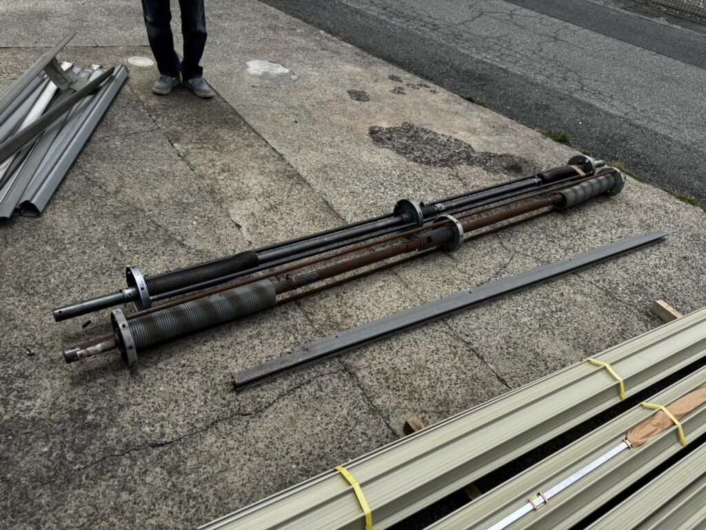 三和製倉庫シャッターのスプリングシャフト交換と鍵修理の修理事例