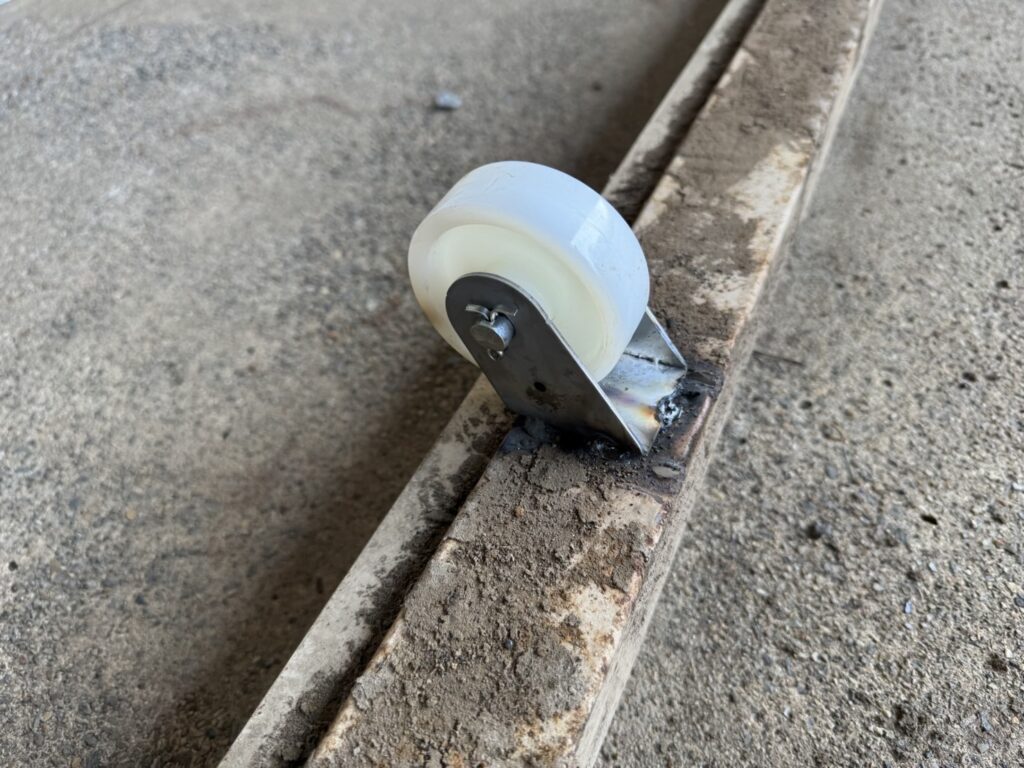 倉庫電動シャッターの押コロ交換工事の修理事例