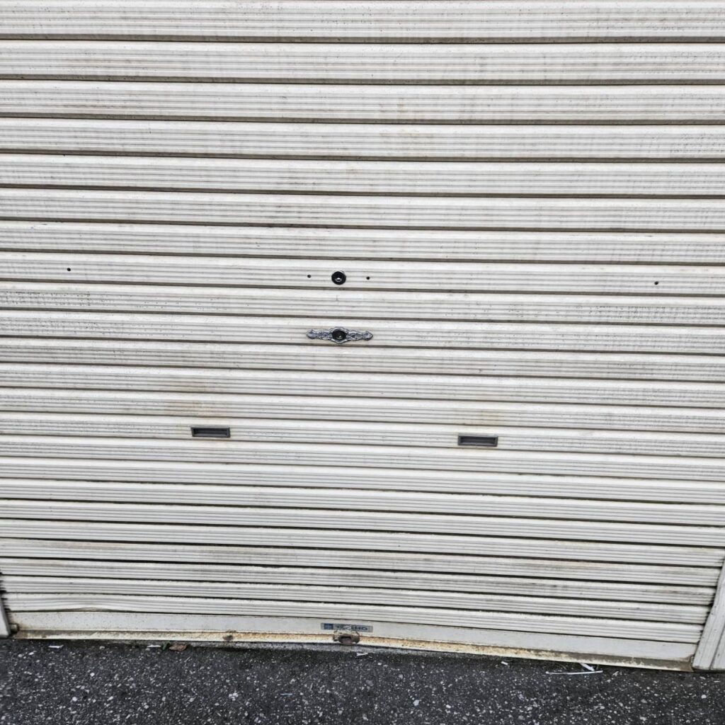 フォークリフト衝突で外れた工場シャッターの応急対応の修理事例