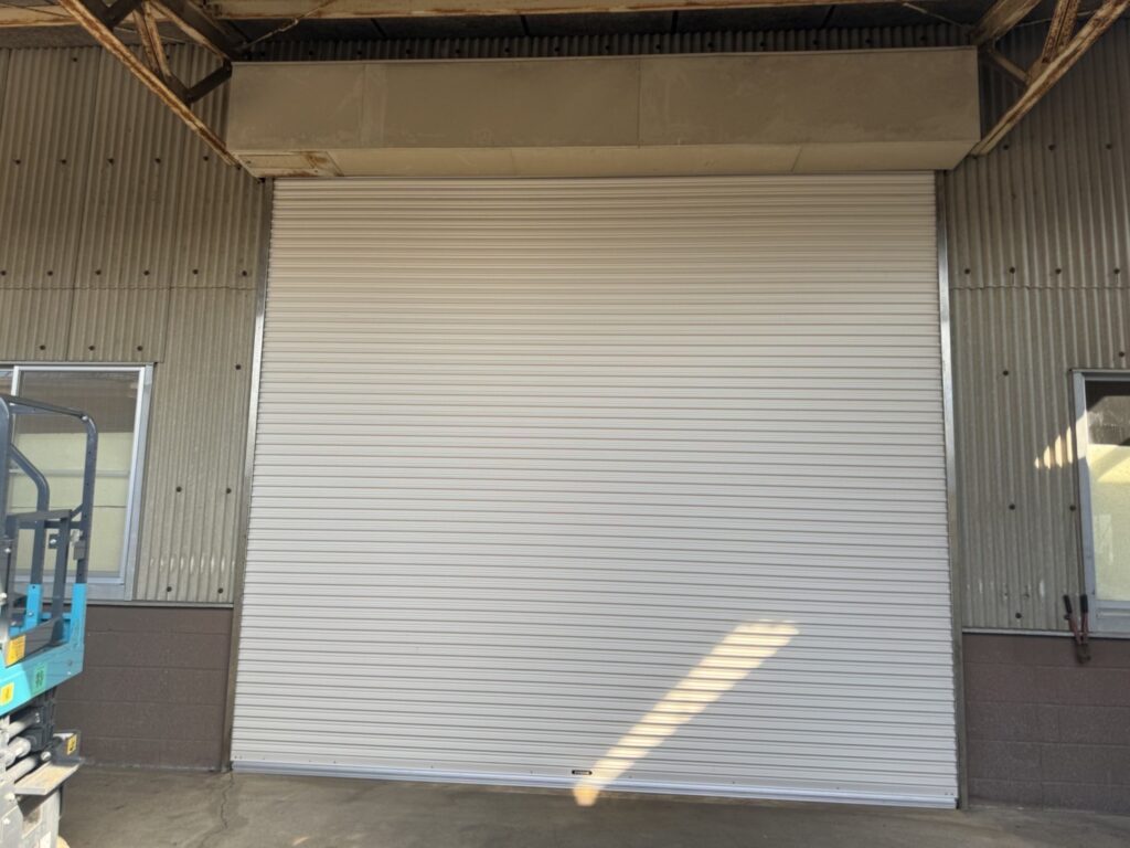 三和製工場シャッターのスラット交換の修理事例