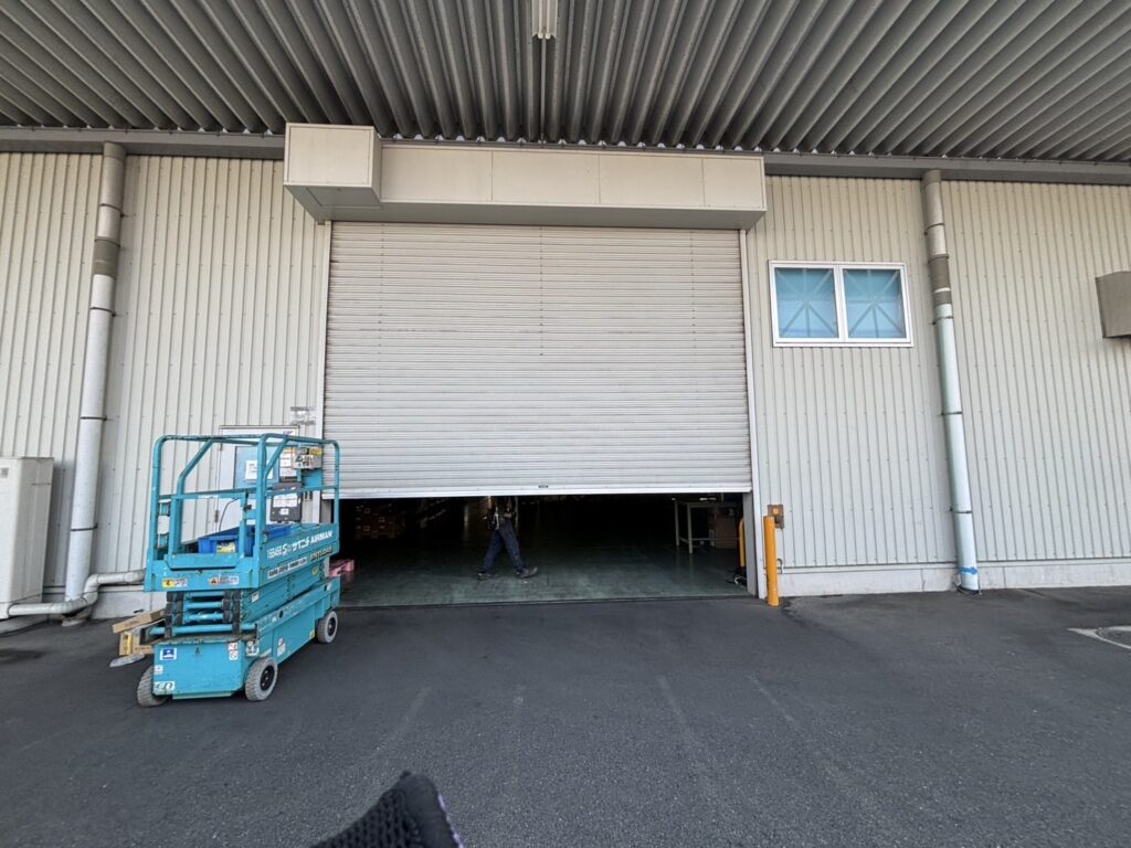 文化シャッター製大型倉庫シャッターの修繕工事の修理事例