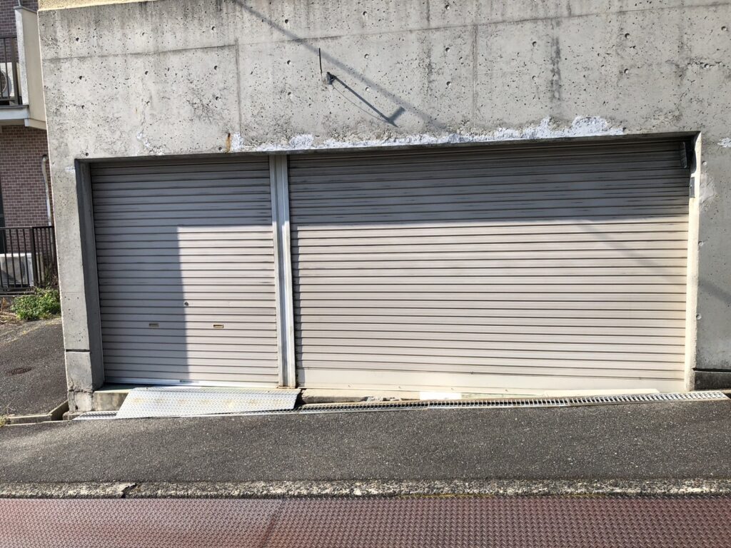 車庫シャッター不具合による3連シャッターのスプリングシャフト交換工事の修理事例