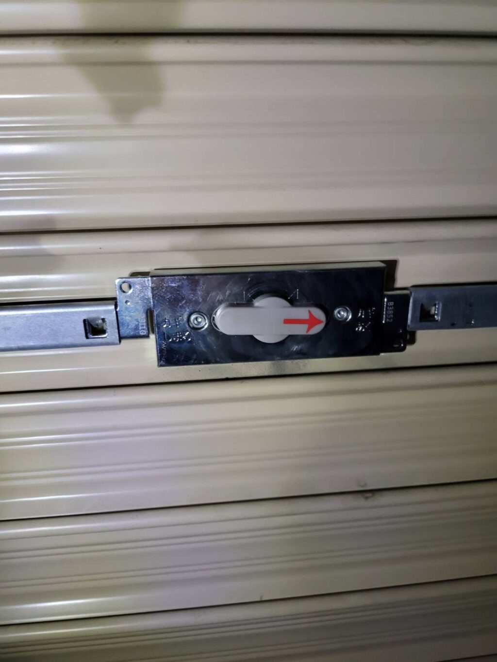 バネの巻き戻りによるシャッターの復旧作業の修理事例