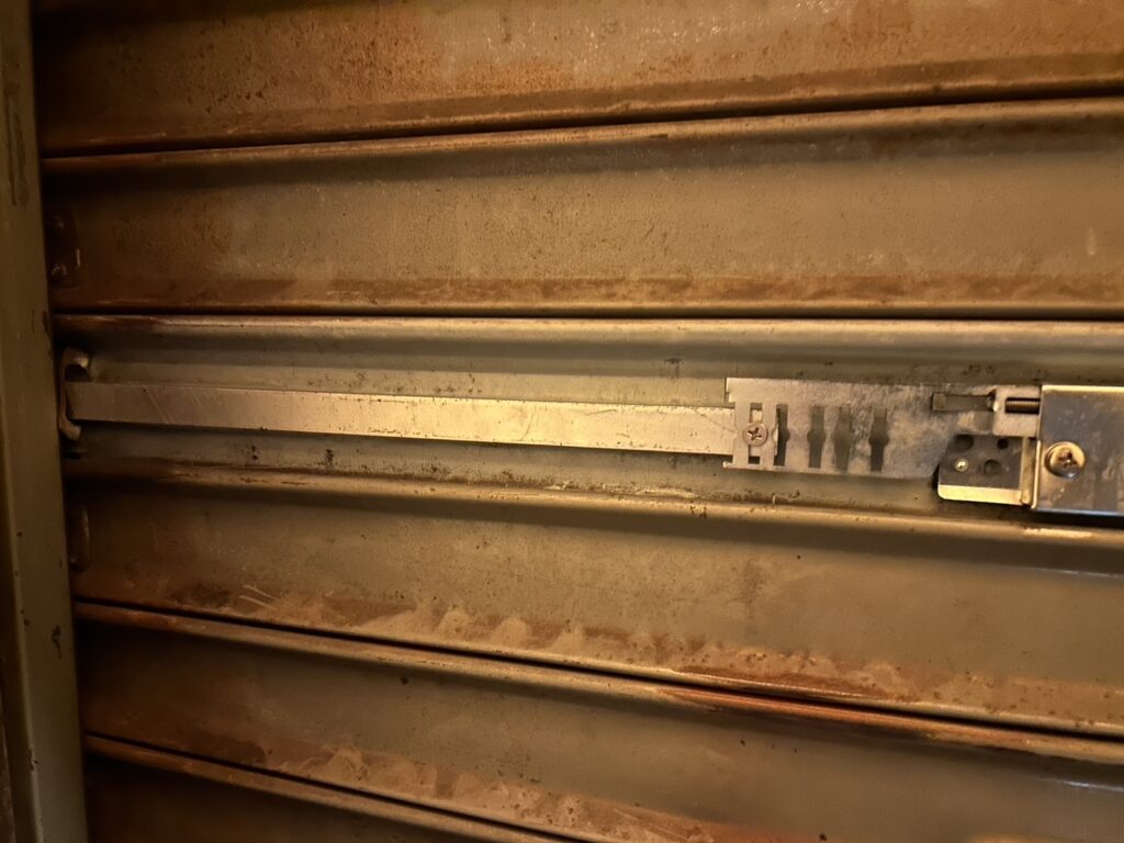 倉庫手動シャッターの動作不良解除作業の修理事例