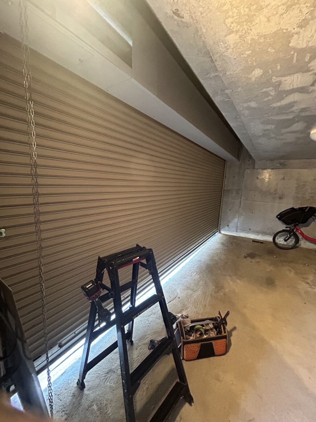 車庫用電動シャッター修理対応の修理事例