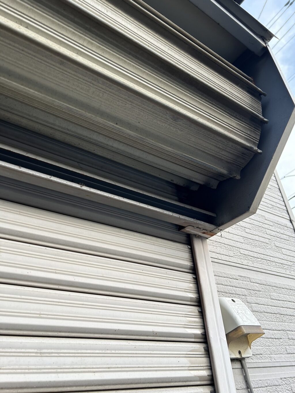 車庫手動シャッター電動化工事の修理事例