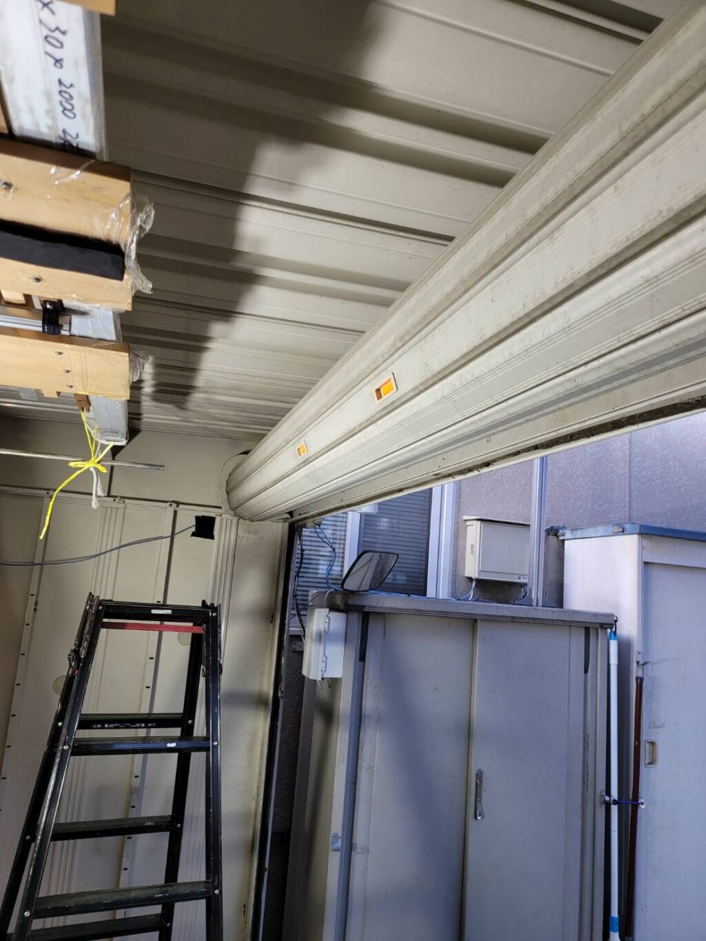 ガレージ電動シャッターの異音調整（レール・スラット調整）の修理事例