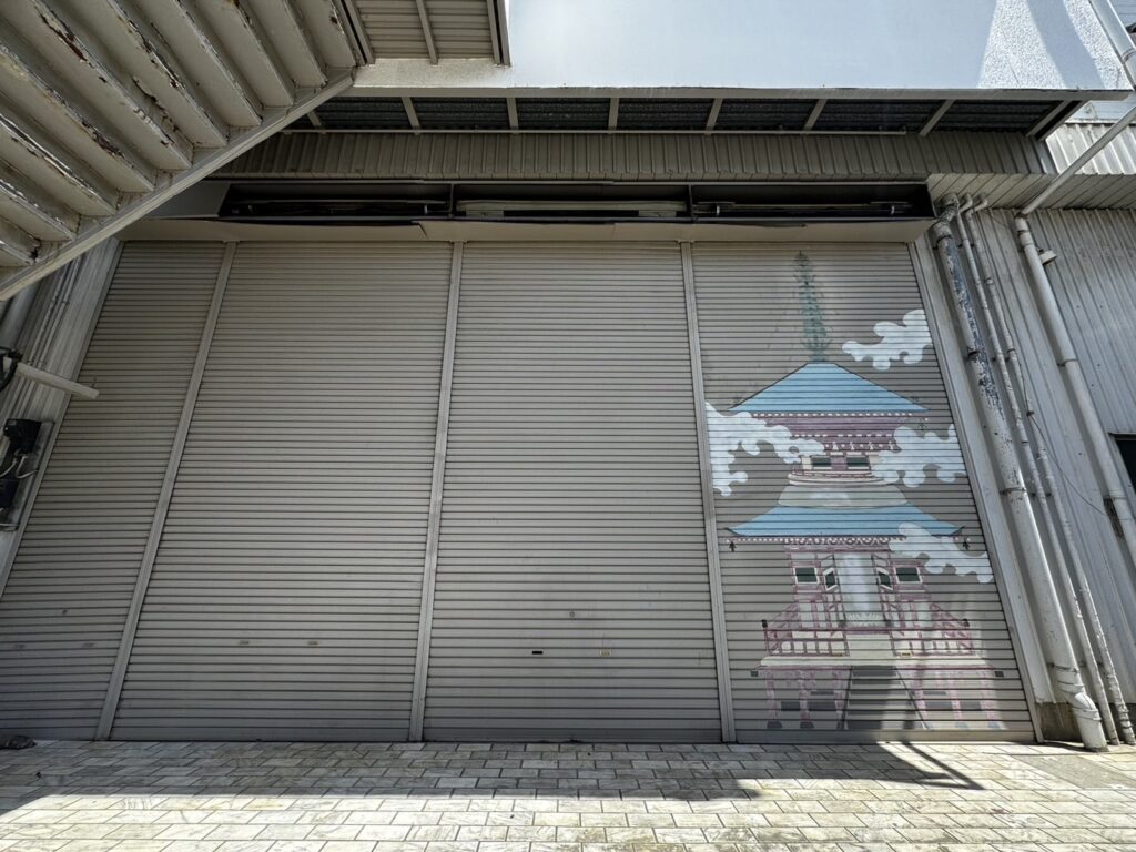 工場手動シャッターの歪み点検と調整作業の修理事例