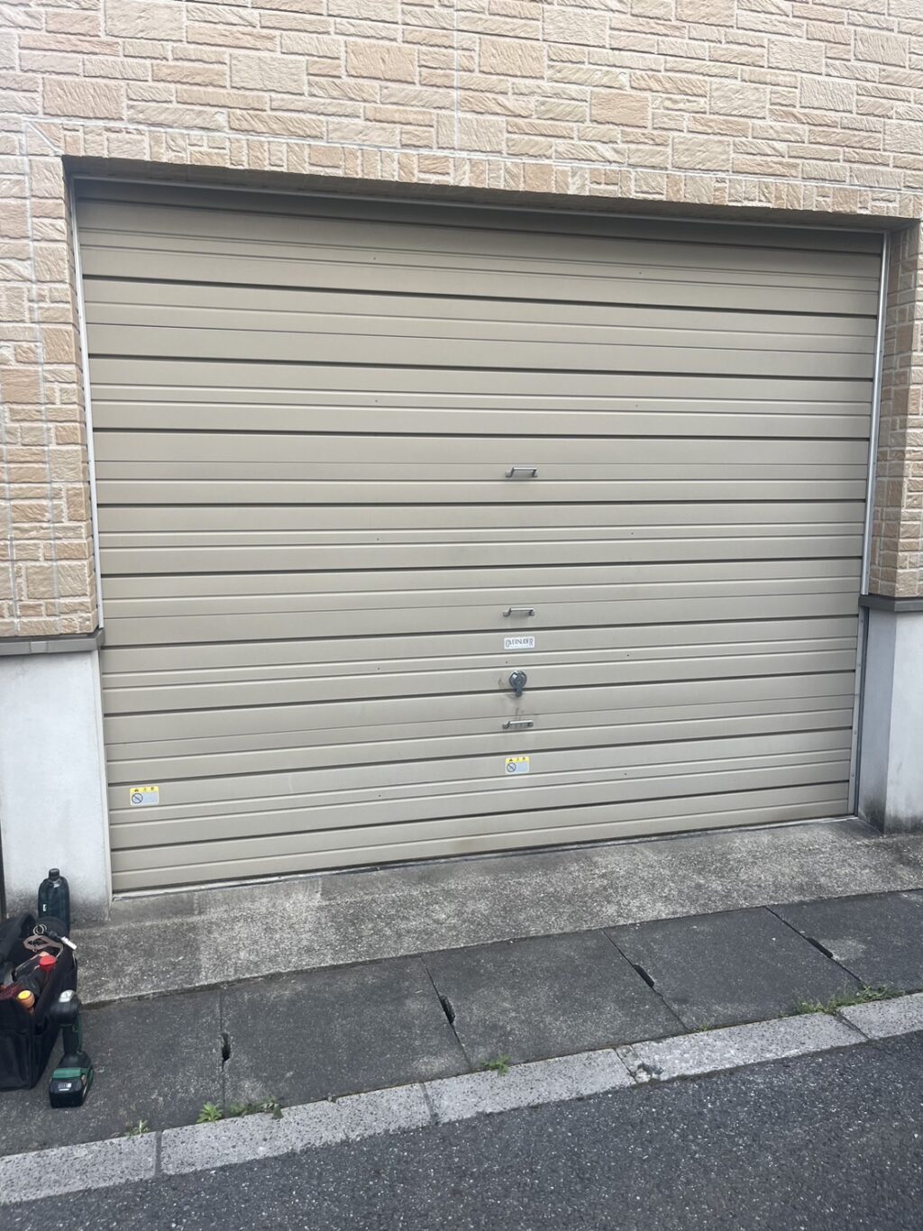 車庫電動シャッター緊急修理対応｜巻きほぐし作業の修理事例