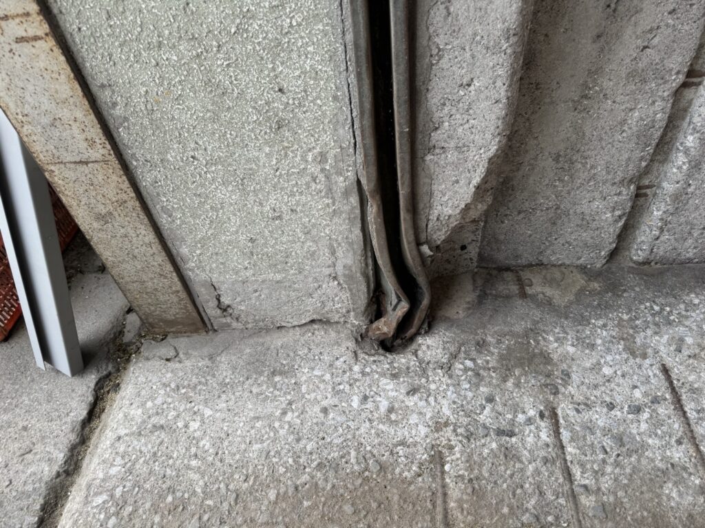 コンテナ観音扉を撤去し軽量シャッターを新設の修理事例