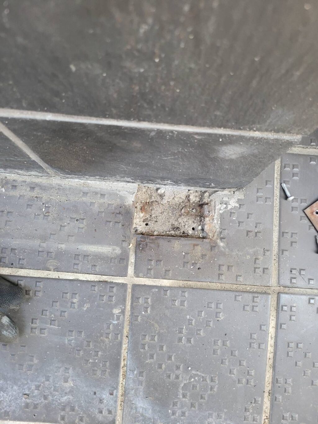 シャッターが閉まらない緊急事案を当日対応で復旧の修理事例