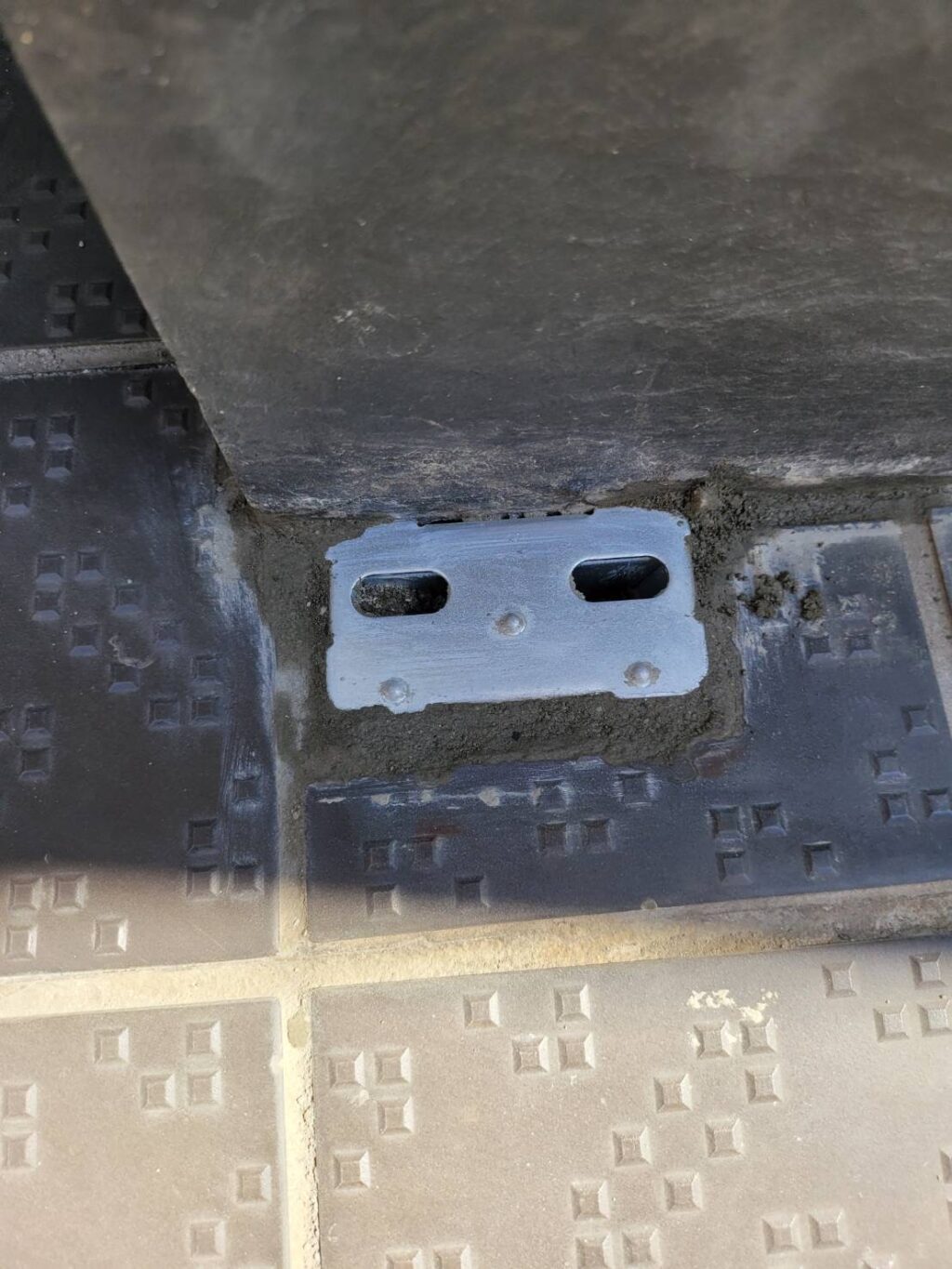 シャッタースラット下部の交換工事の修理事例