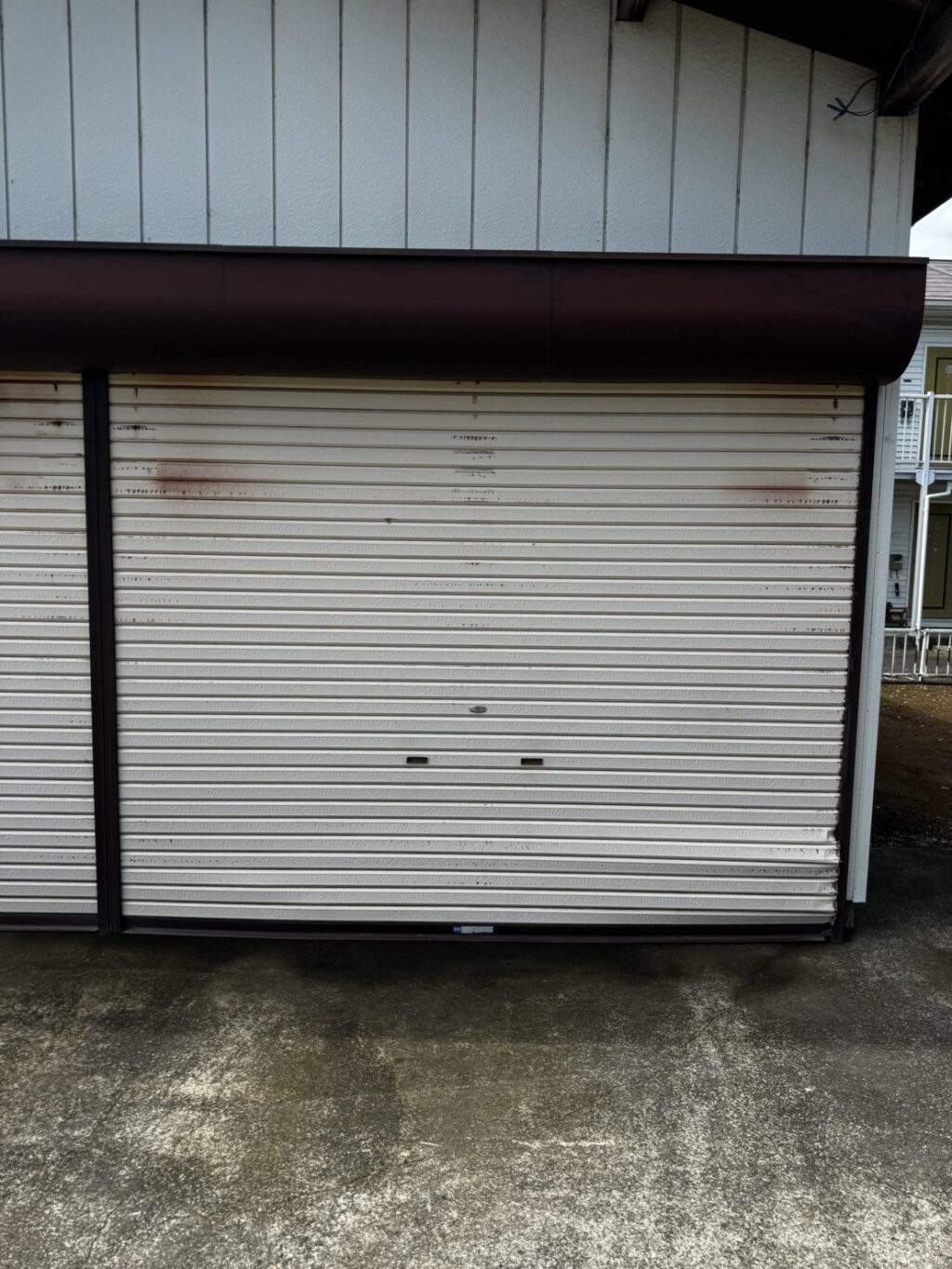 車の衝突で外れた三和シャッターを修復の修理事例