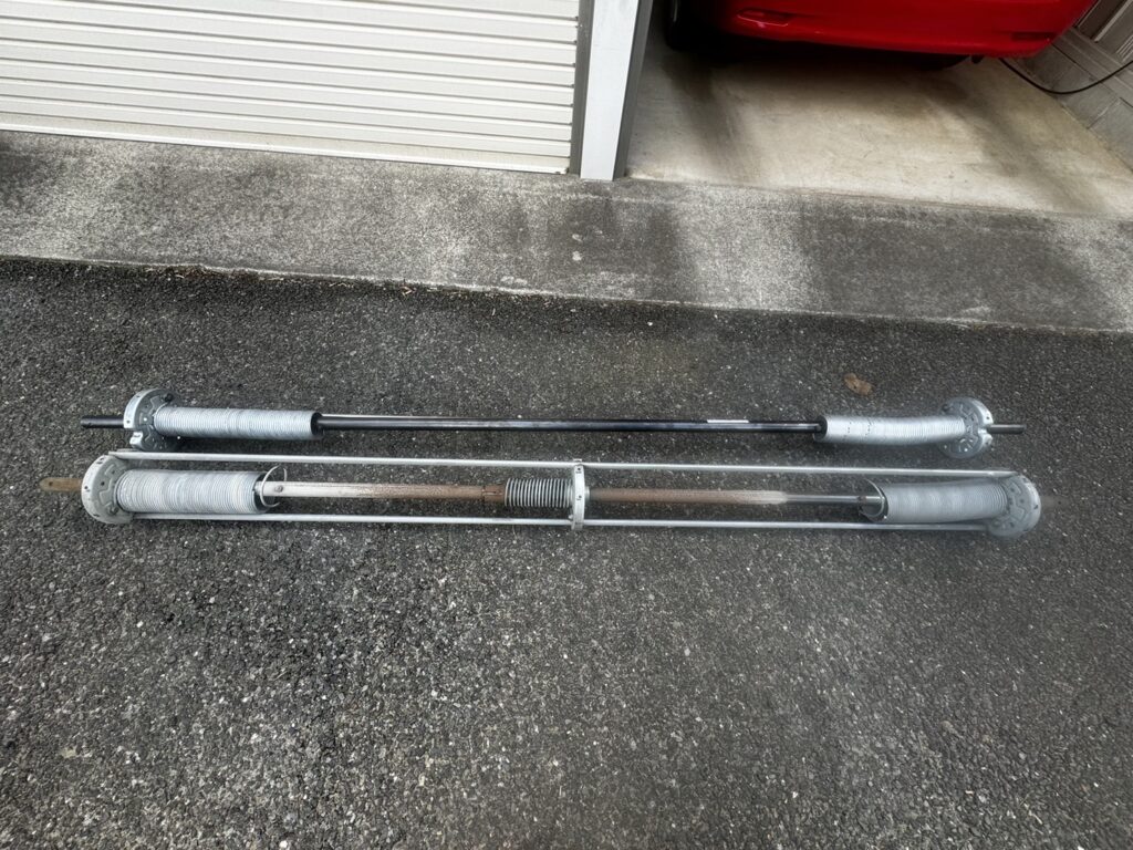 三和製車庫シャッターのスプリングシャフト交換の修理事例