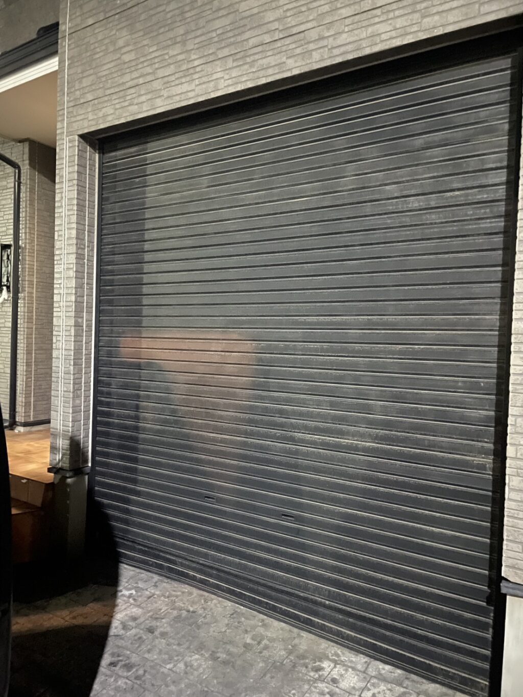 車庫手動シャッター レール調整｜文化シャッター｜開閉不良修理の修理事例