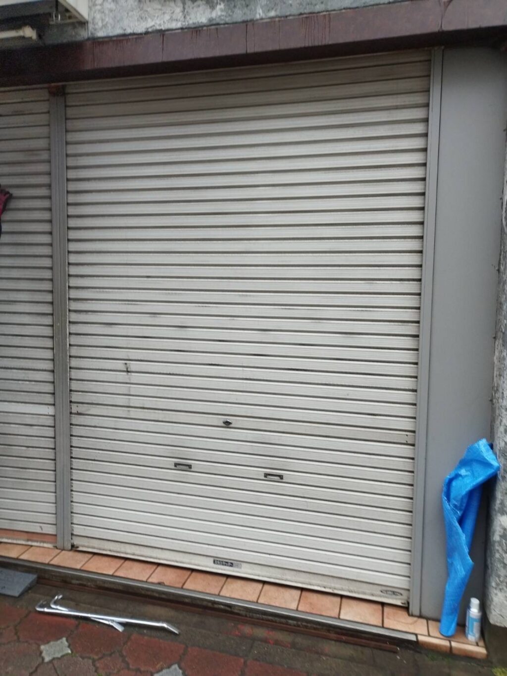 車庫手動シャッター 応急修理対応（スラット・水切り変形）の修理事例