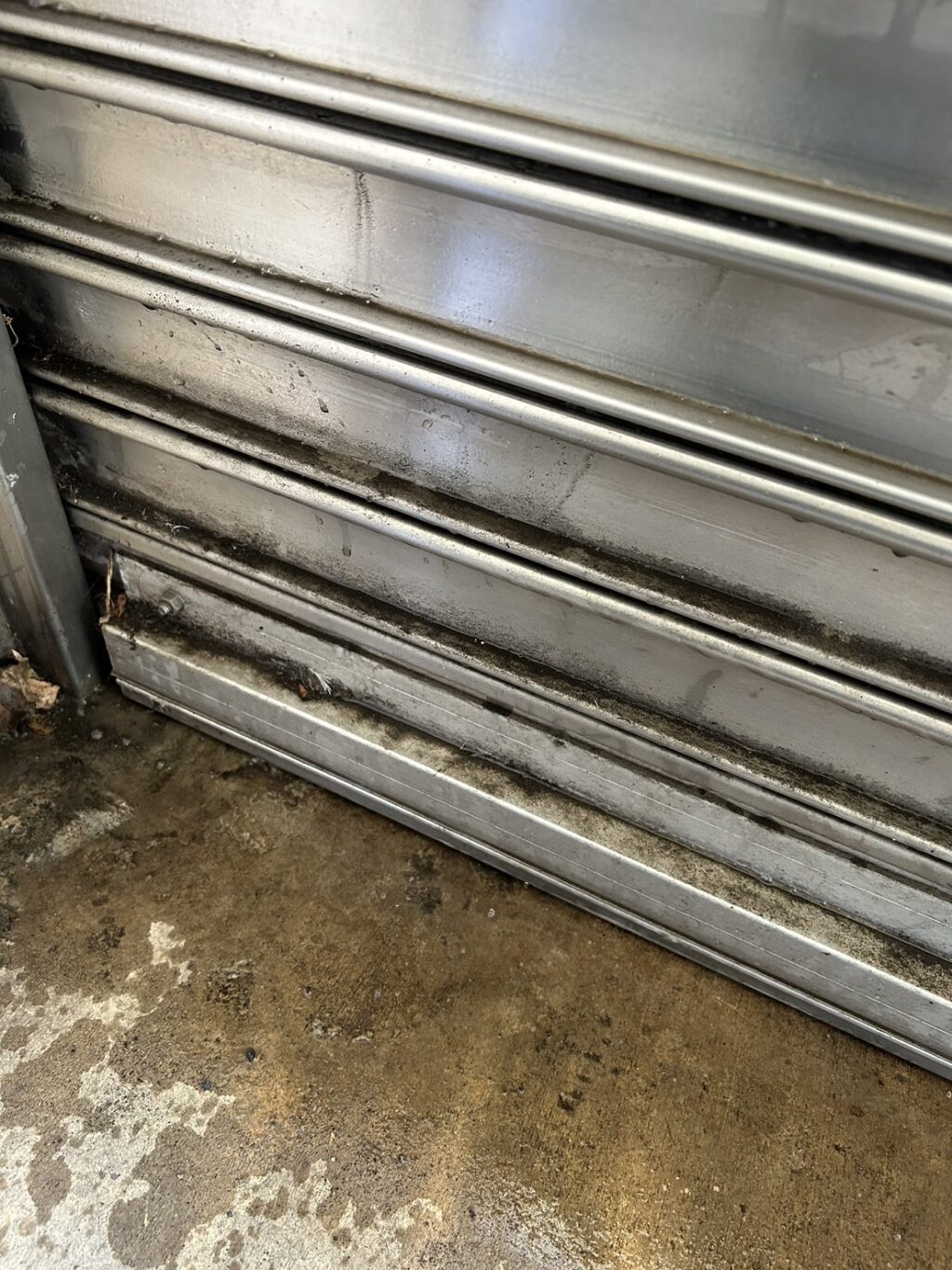 車庫手動シャッター交換工事の修理事例