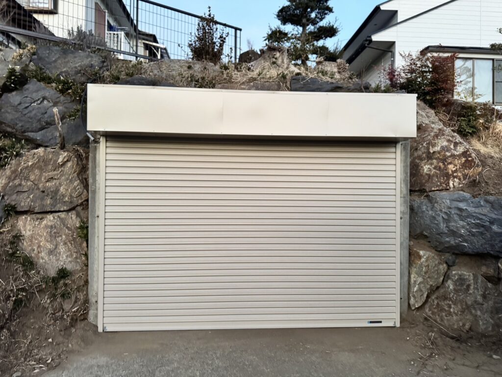 三和製オーバードア手動シャッターの応急処置対応の修理事例