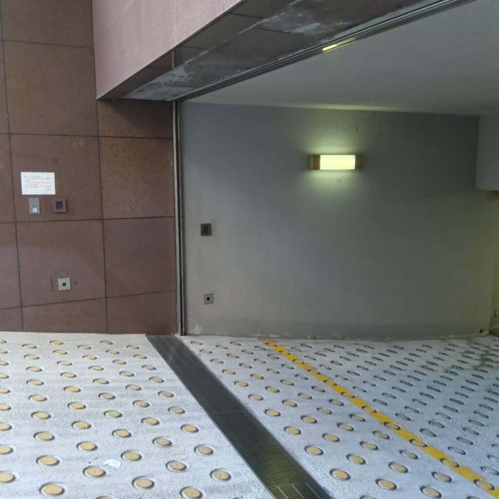 電動シャッター開閉器移設対応｜京都市中京区 河二ガレージビルの修理事例