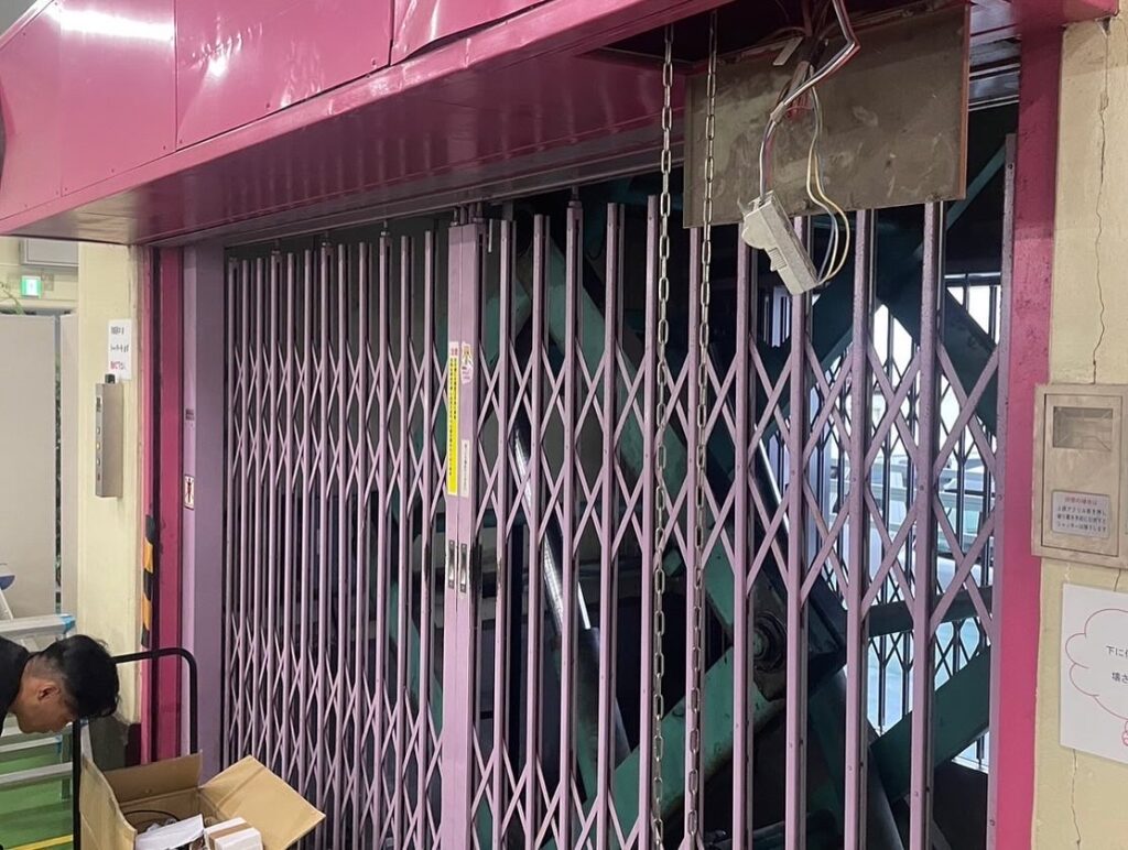 まいばすけっと三軒茶屋店 倉庫用電動シャッター修理のご依頼の修理事例