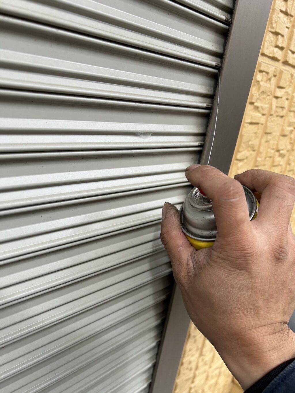 文化シャッター入口の引っかかりを調整の修理事例