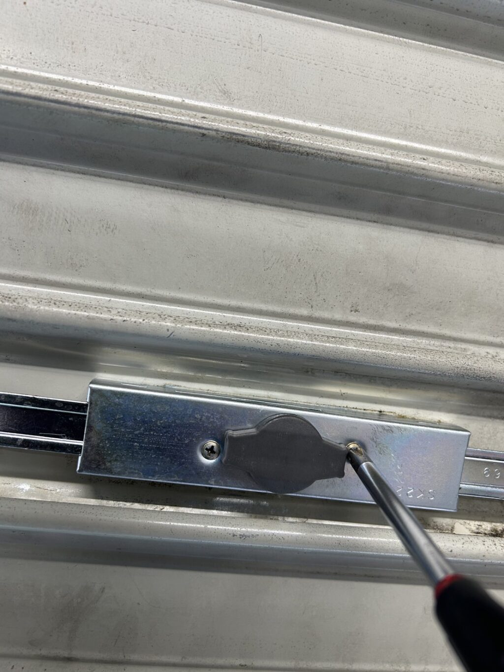 手動シャッターの鍵交換工事の修理事例