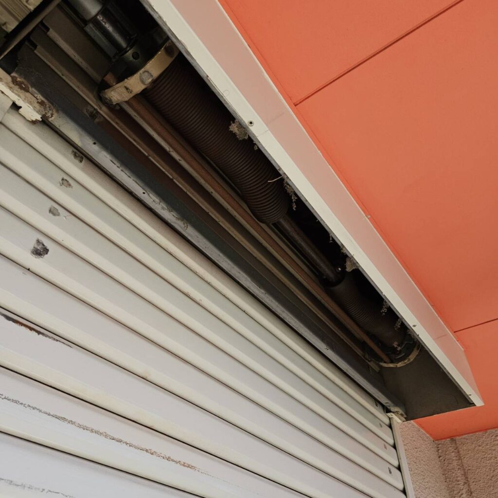 店舗グリルシャッターのシャフト交換工事の修理事例