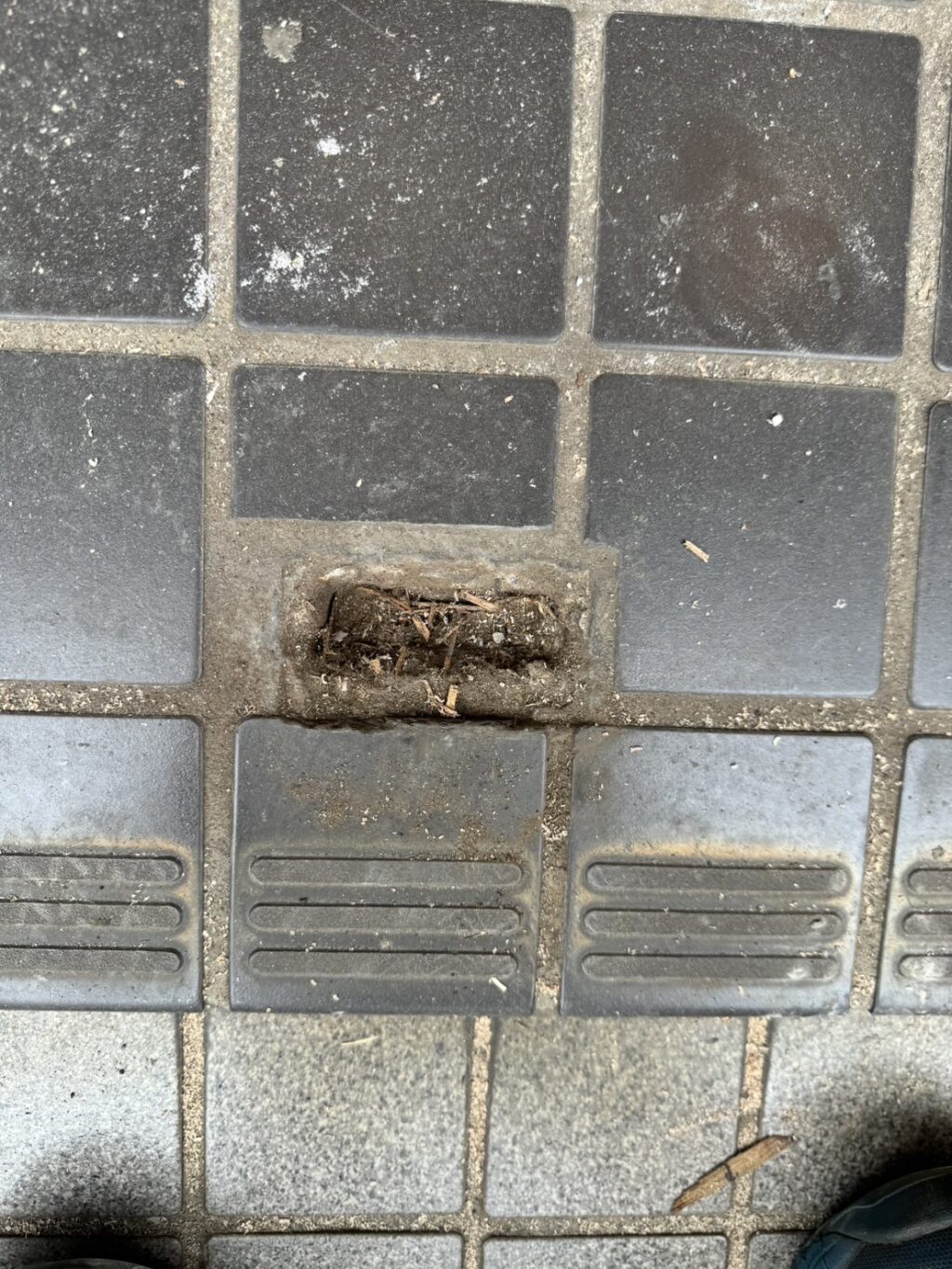 店舗電動シャッターの中柱・金具交換の修理事例