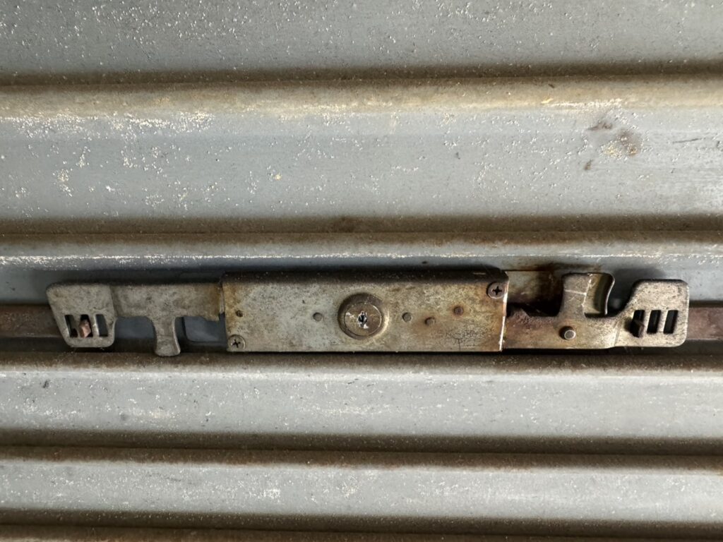 店舗手動シャッターのシリンダー錠交換の修理事例