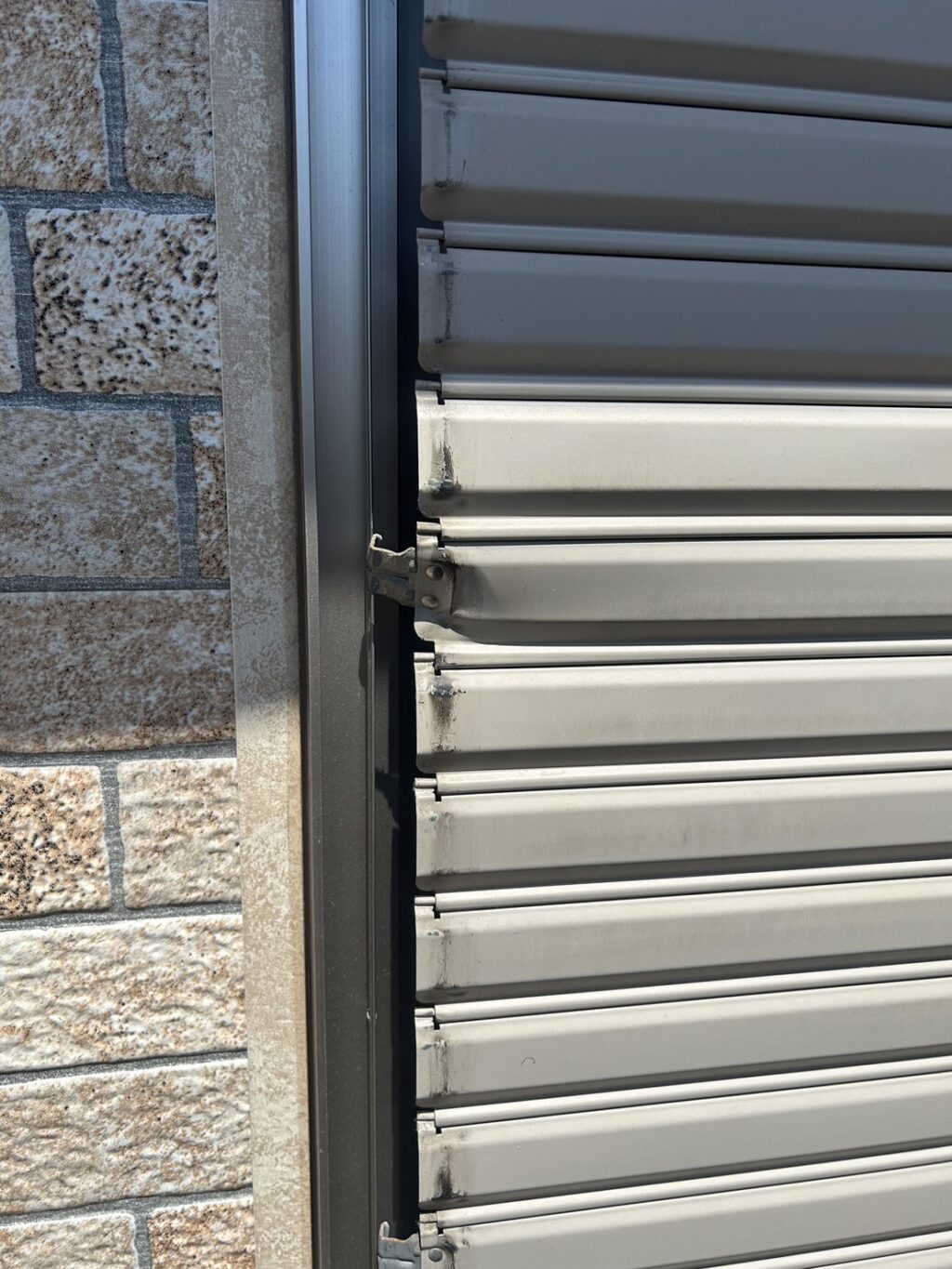 YKK製手動窓シャッター スラット調整工事の修理事例