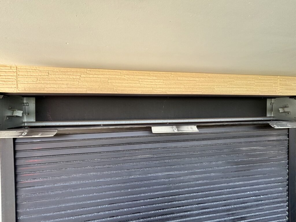 モーター音のみで動かない窓電動シャッターを交換の修理事例