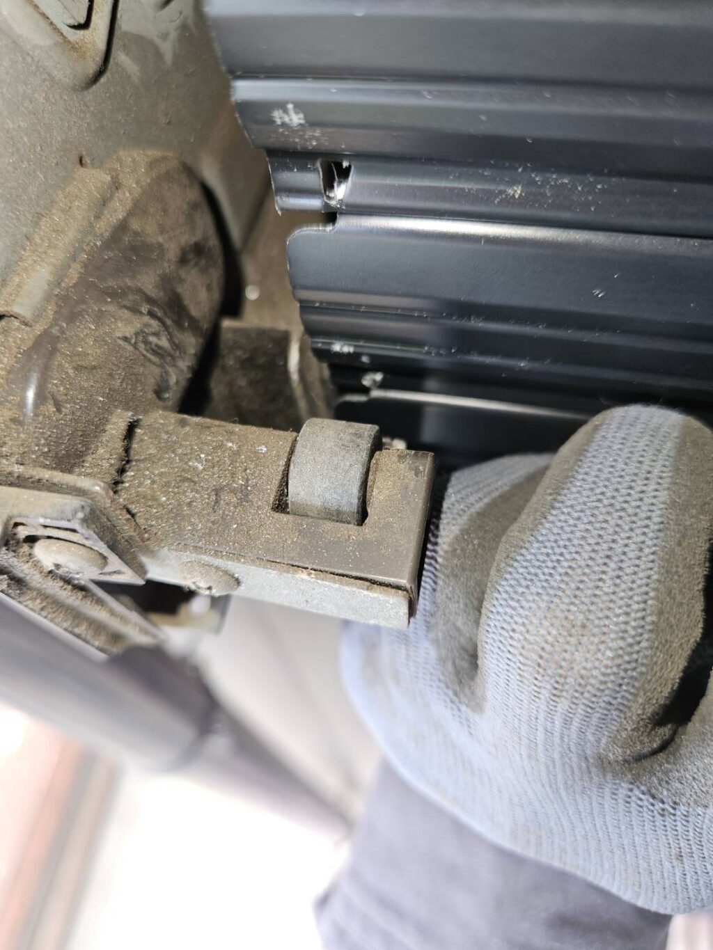 YKK製電動窓シャッターの巻きほぐし修理の修理事例