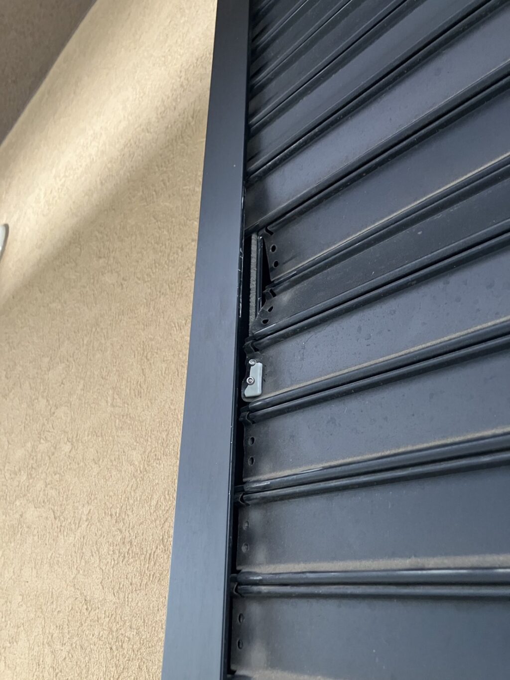 YKK製電動シャッターのスラット調整と点検の修理事例