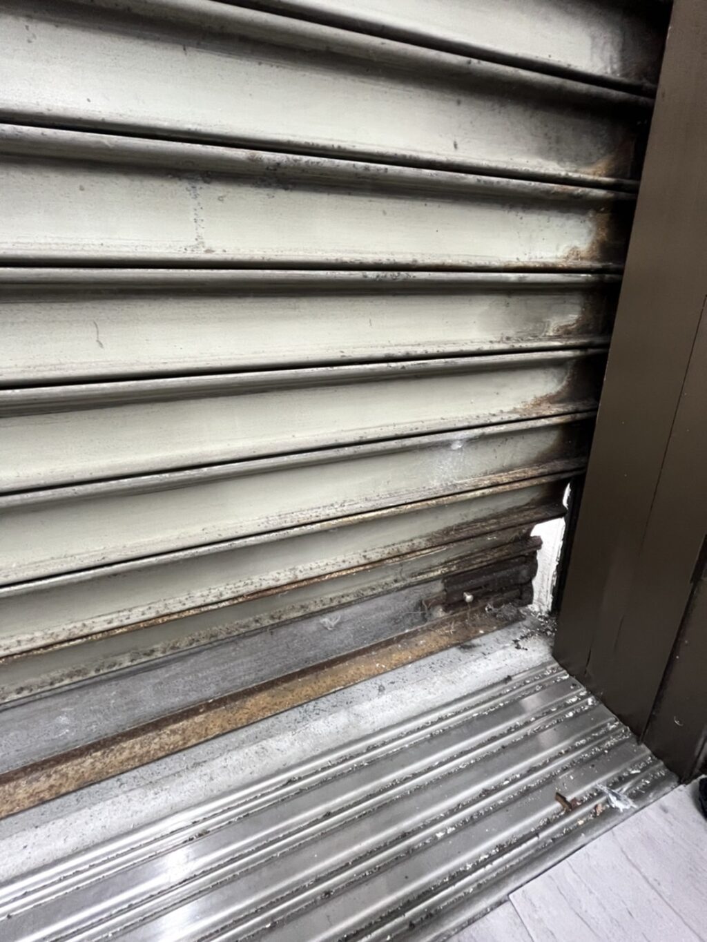 イナバGRNシャッターの水切り・スラット復旧工事の修理事例