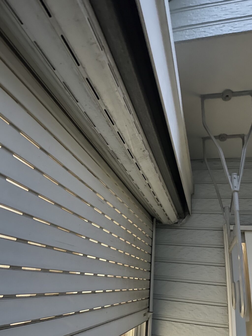 リビング窓シャッター修理完了のご報告の修理事例