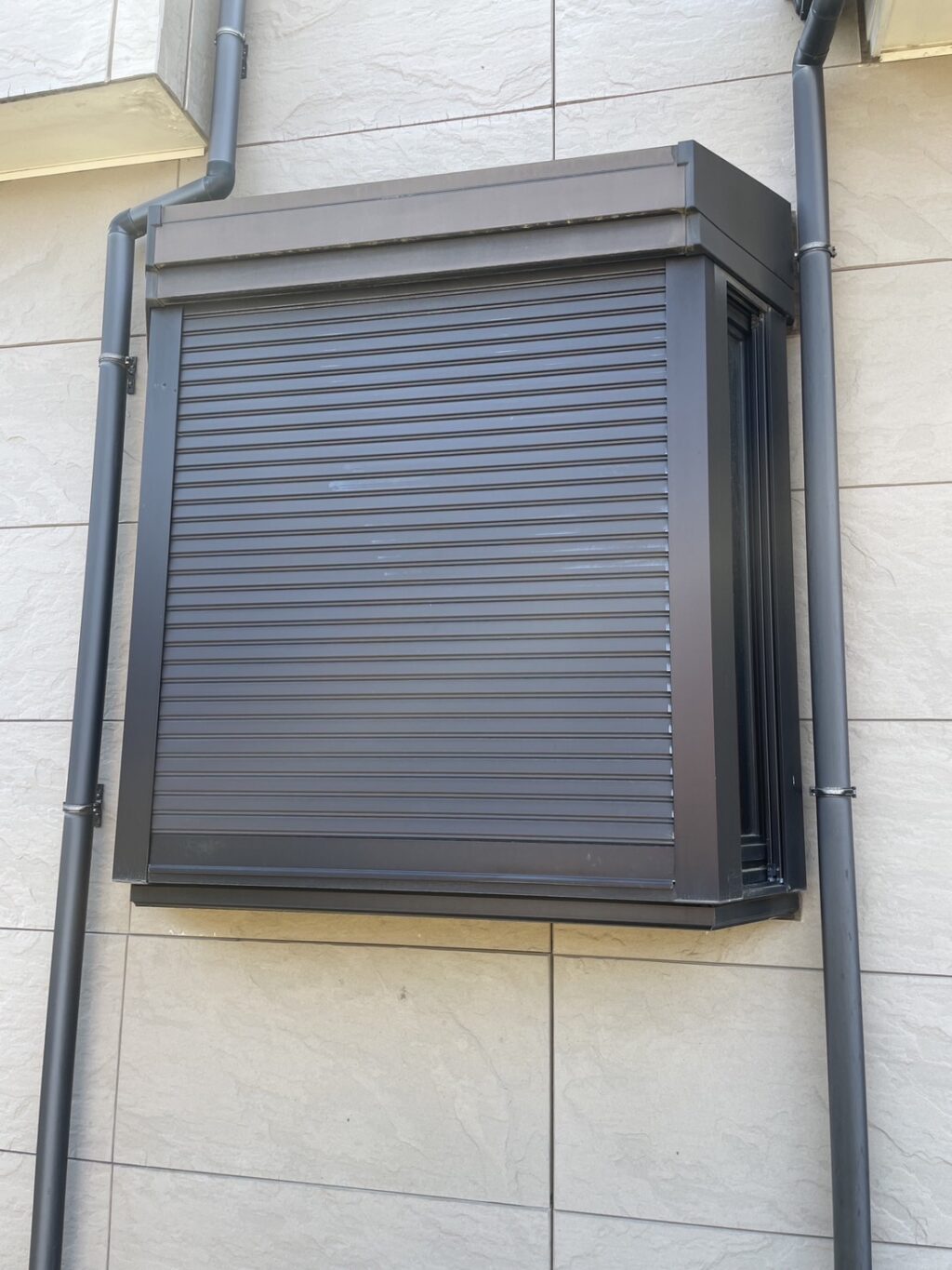 2階窓手動シャッター 引っかかり解消修理の修理事例