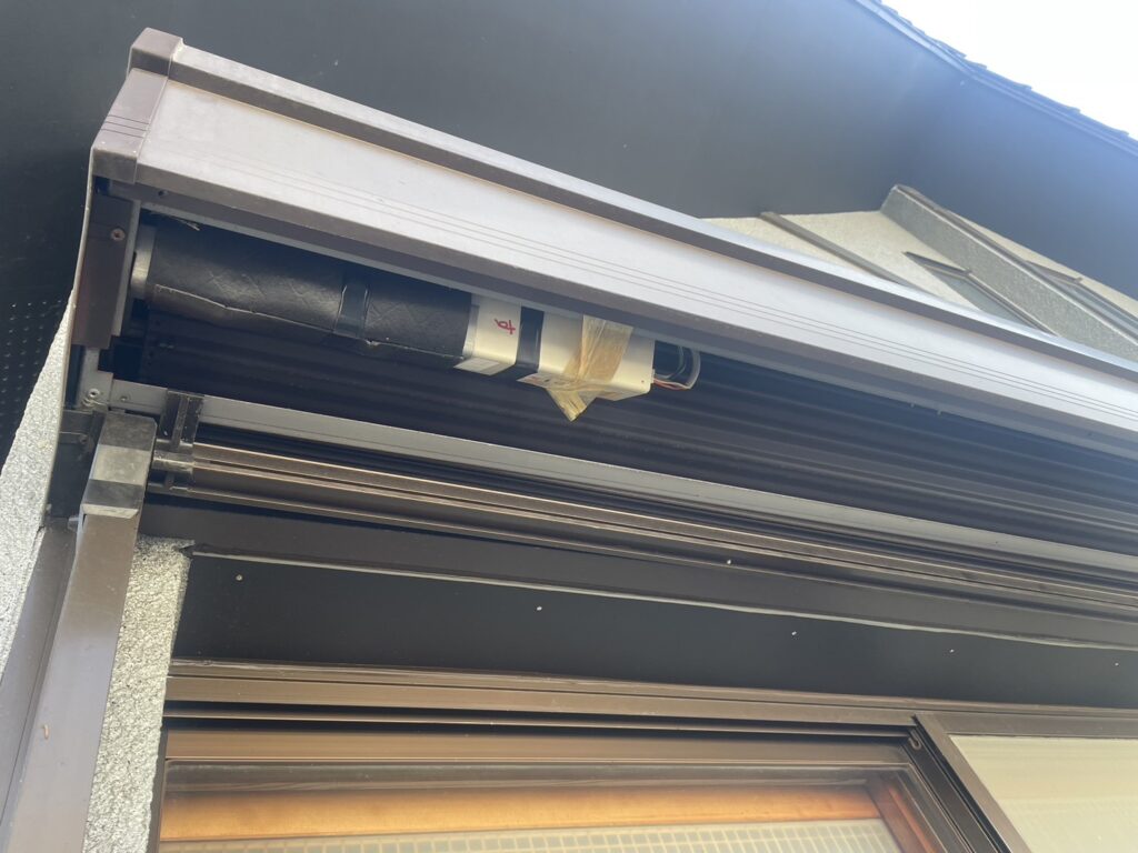 窓用電動シャッターの開閉機交換工事の修理事例