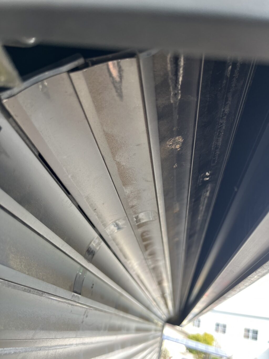 三和製窓シャッターのスラットたるみ修理の修理事例